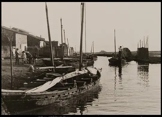 Barques amarrades a l'embarcador, en una fotografia antiga