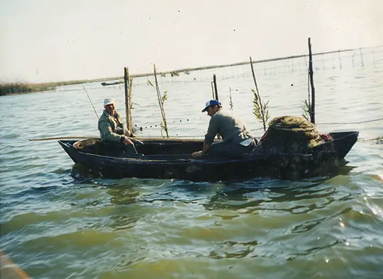 Dos pescadors en barca a l'Albufera