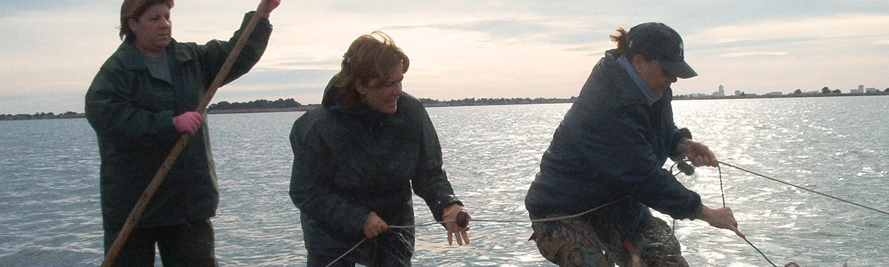 Dones pescant a l'Albufera.