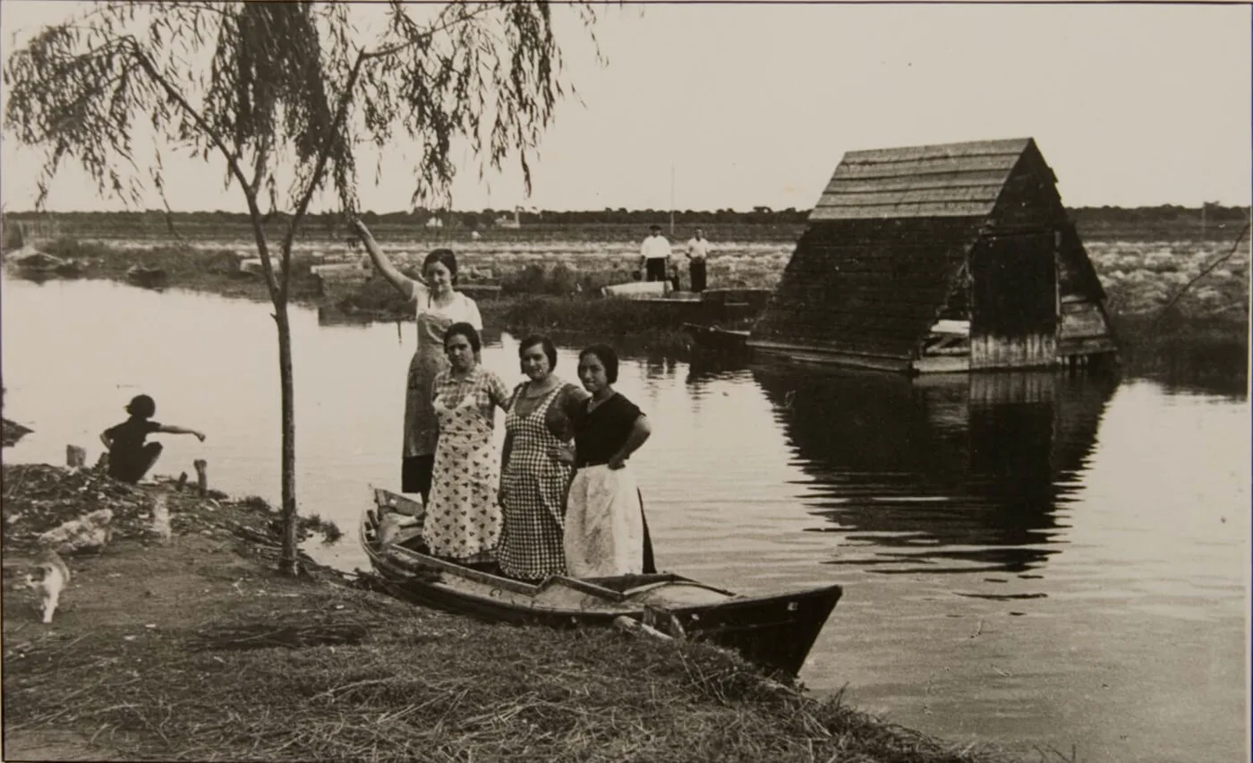 Agustina Brú Aleixandre, Carmen Brú Aleixandre, María Brú Aleixandre i Vicenta Gonzalvo Vila. Puerto Este en El Palmar (actual Carrer del Jesuset de l'Hort). Anys 40.