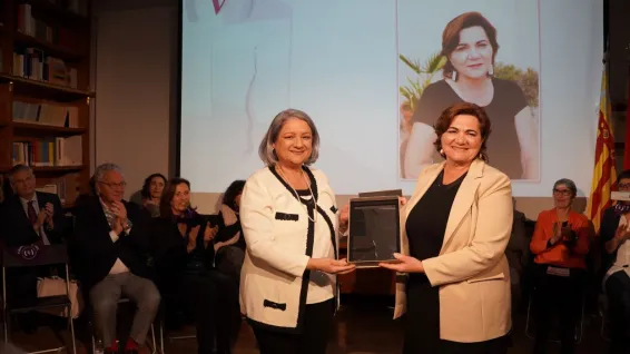 Ascensión Figueres entrega el premi del Consell Valencià de Cultura a Carmen Serrano, el 7 de març de 2024.